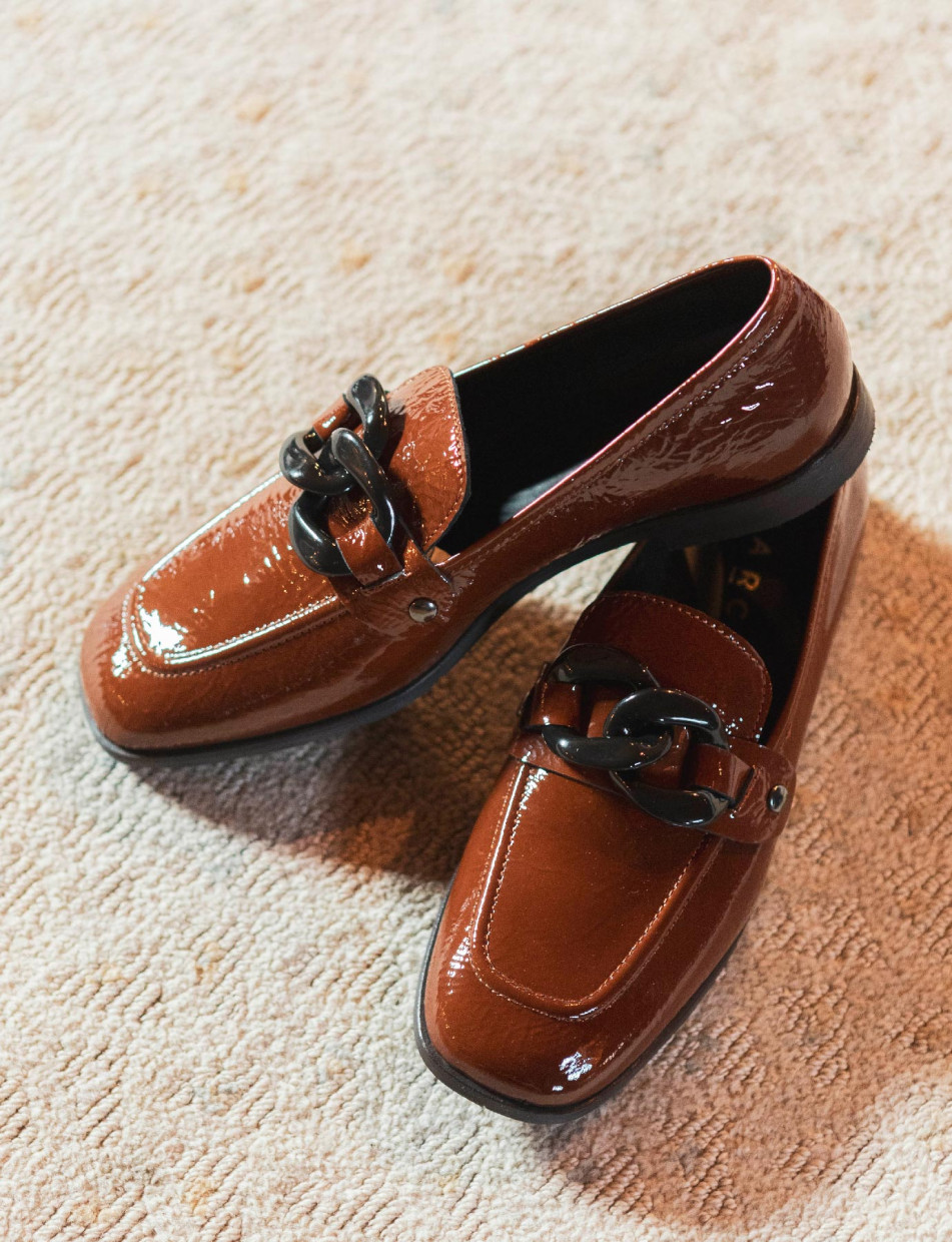 Loafers heel 1 cm brown varnish