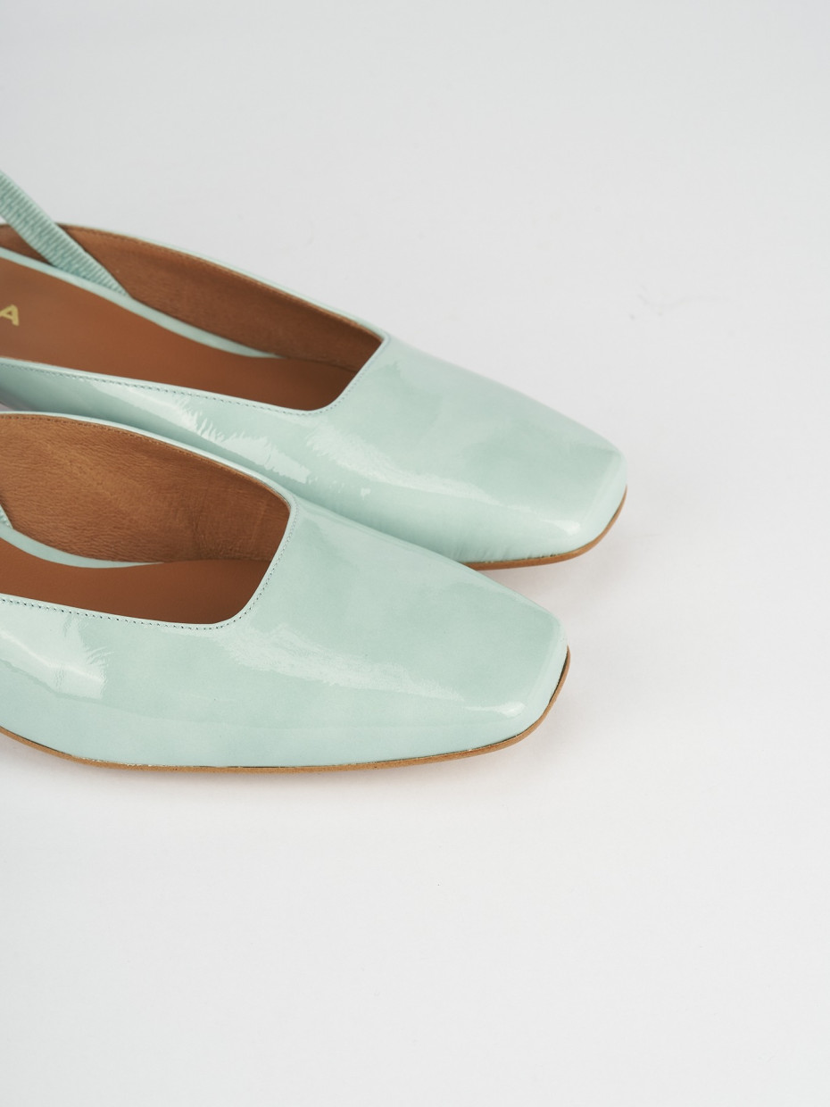 Pumps heel 4 cm light blue varnish