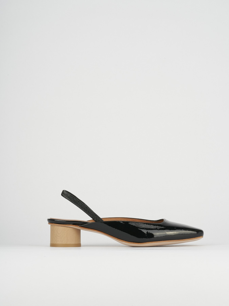 Pumps heel 4 cm black varnish