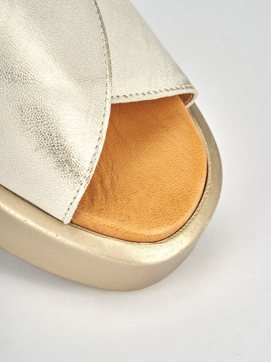 Wedge heels heel 3 cm gold leather