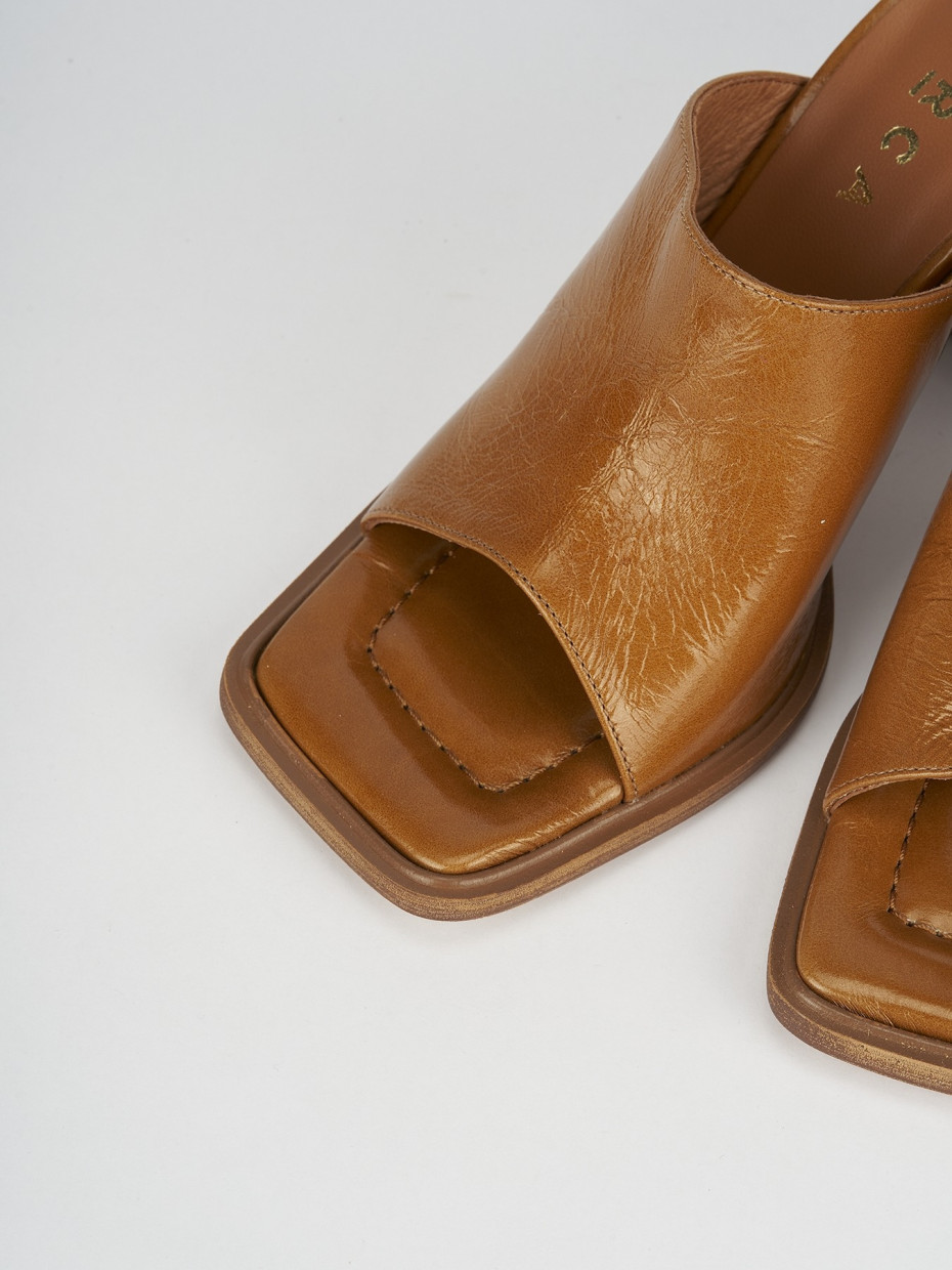 Slippers heel 8 cm brown varnish