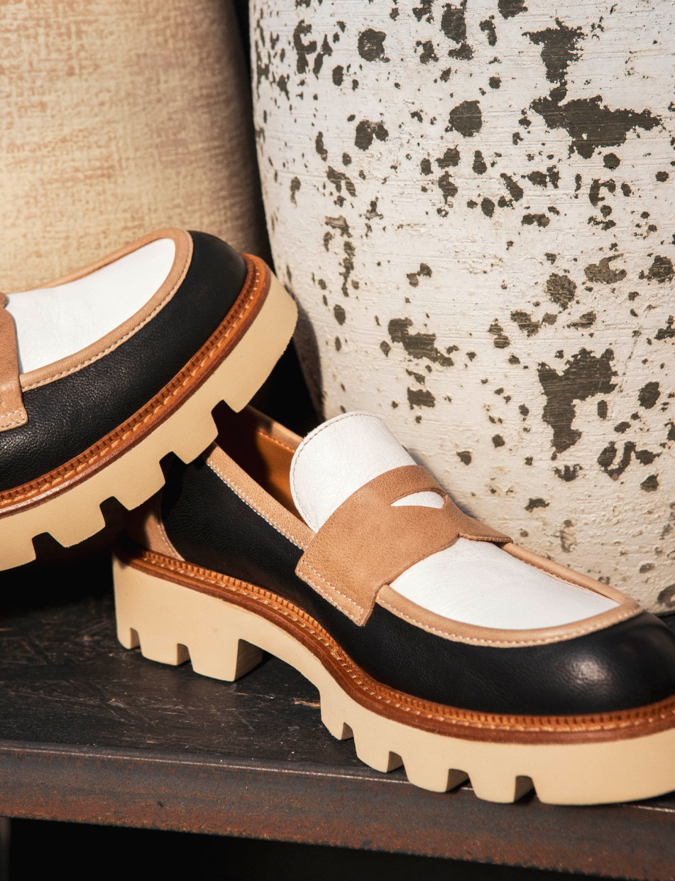 Loafers heel 1 cm black leather