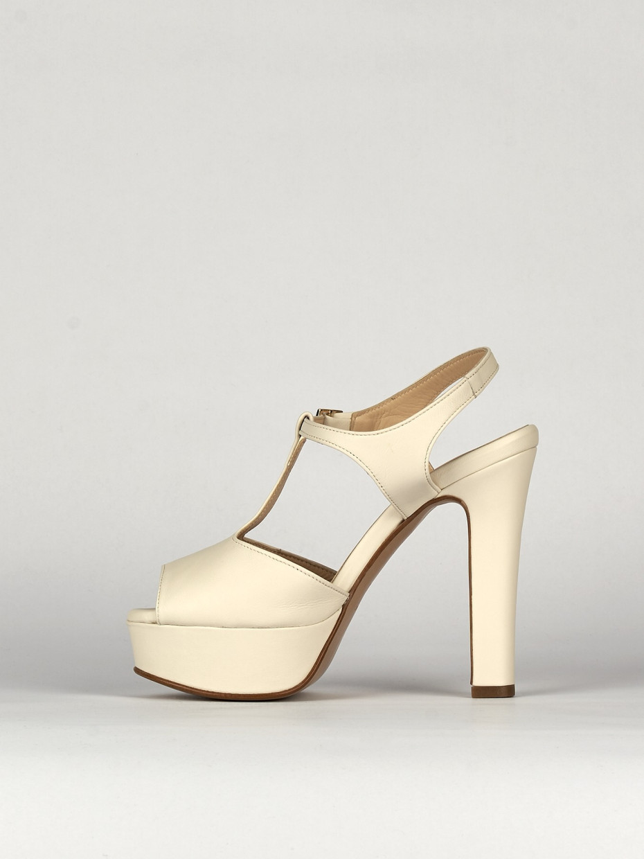Beige high heels top plateau