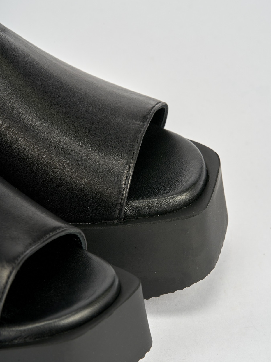 Slippers heel 4 cm black leather
