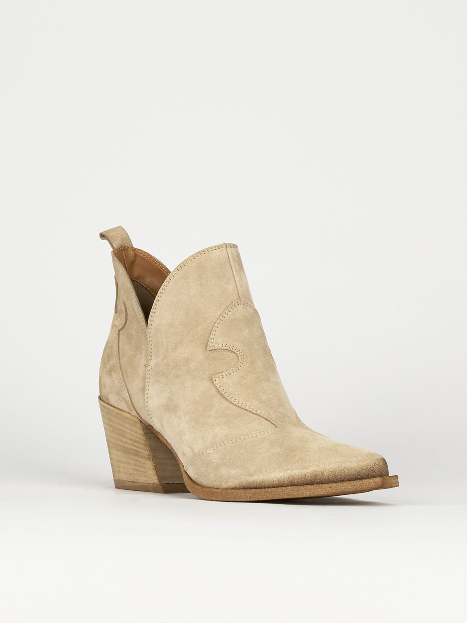 Stivaletti tacco 6cm camoscio beige