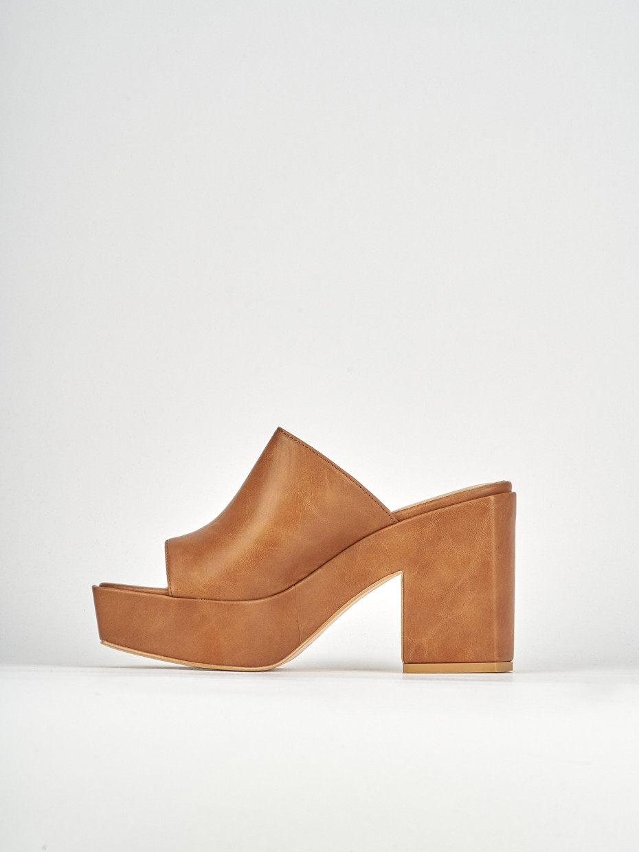 Slippers heel 5 cm brown leather