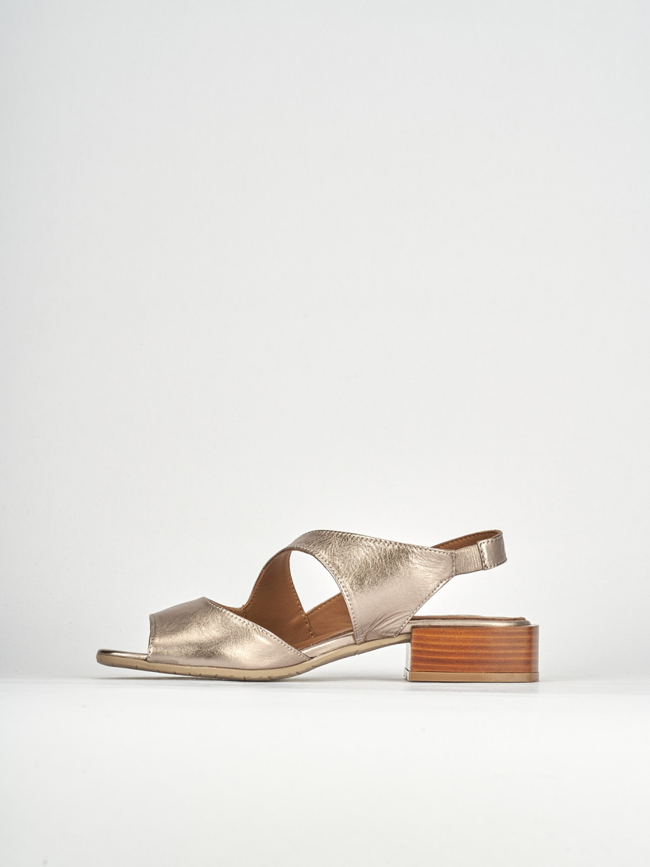 Low heel sandals heel 3 cm gold leather