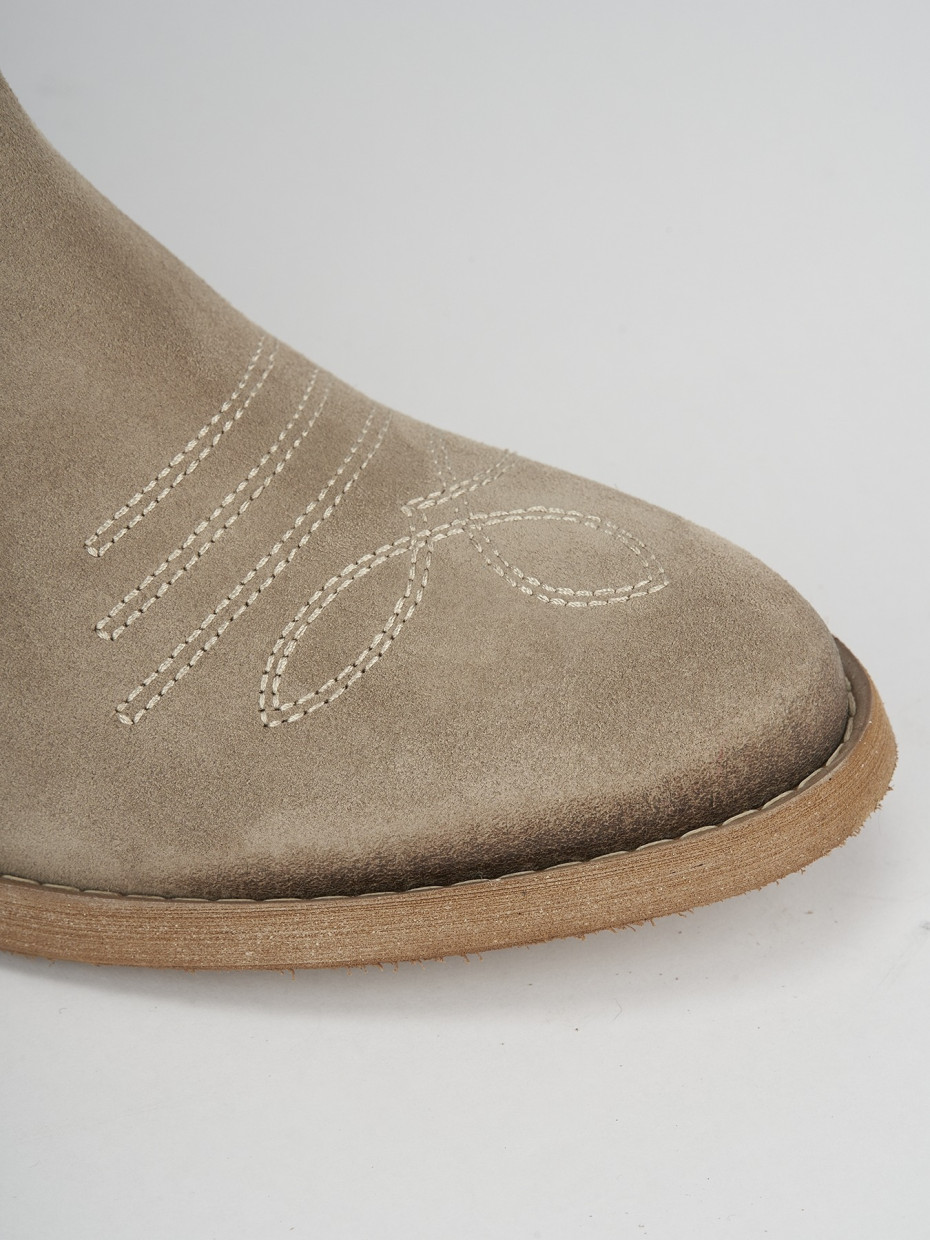 Stivaletto tacco 2 cm beige camoscio