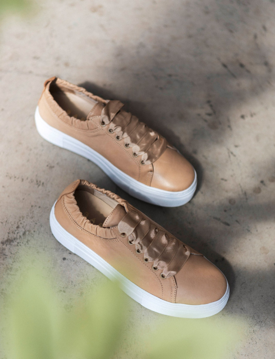 Sneakers beige leather