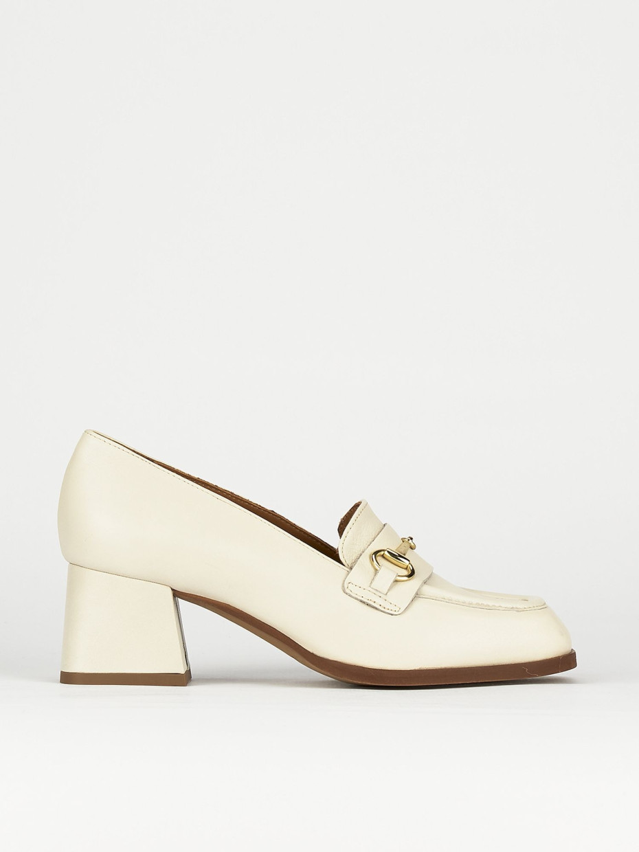Loafers heel 5 cm beige leather
