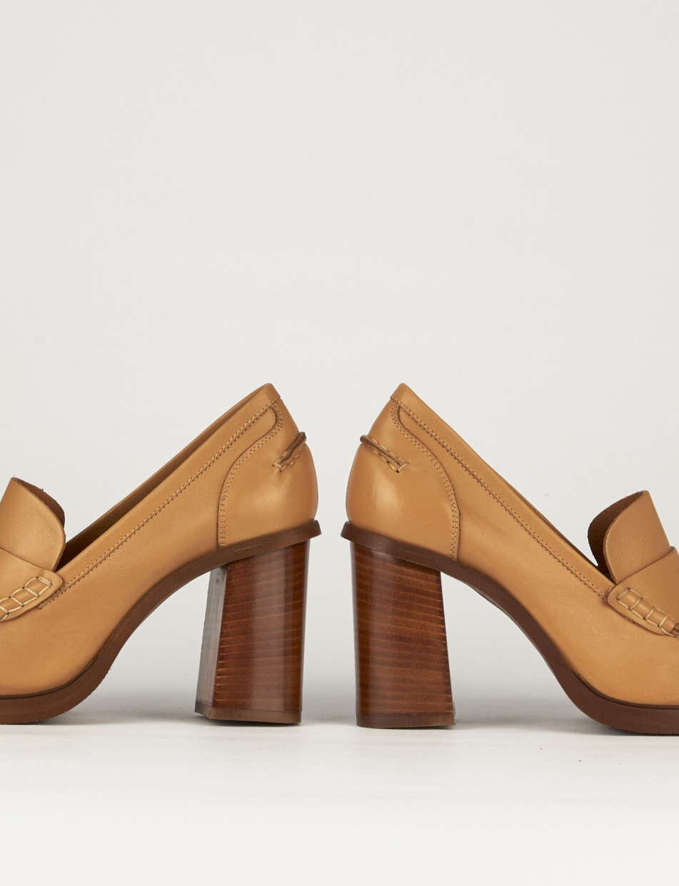 Mocassino tacco 9 cm marrone pelle