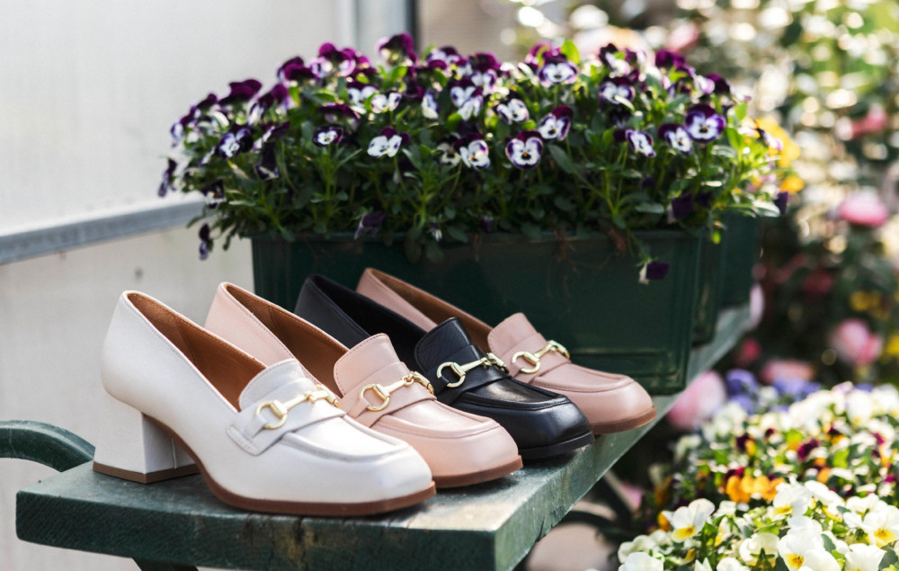 Loafers heel 5 cm beige leather