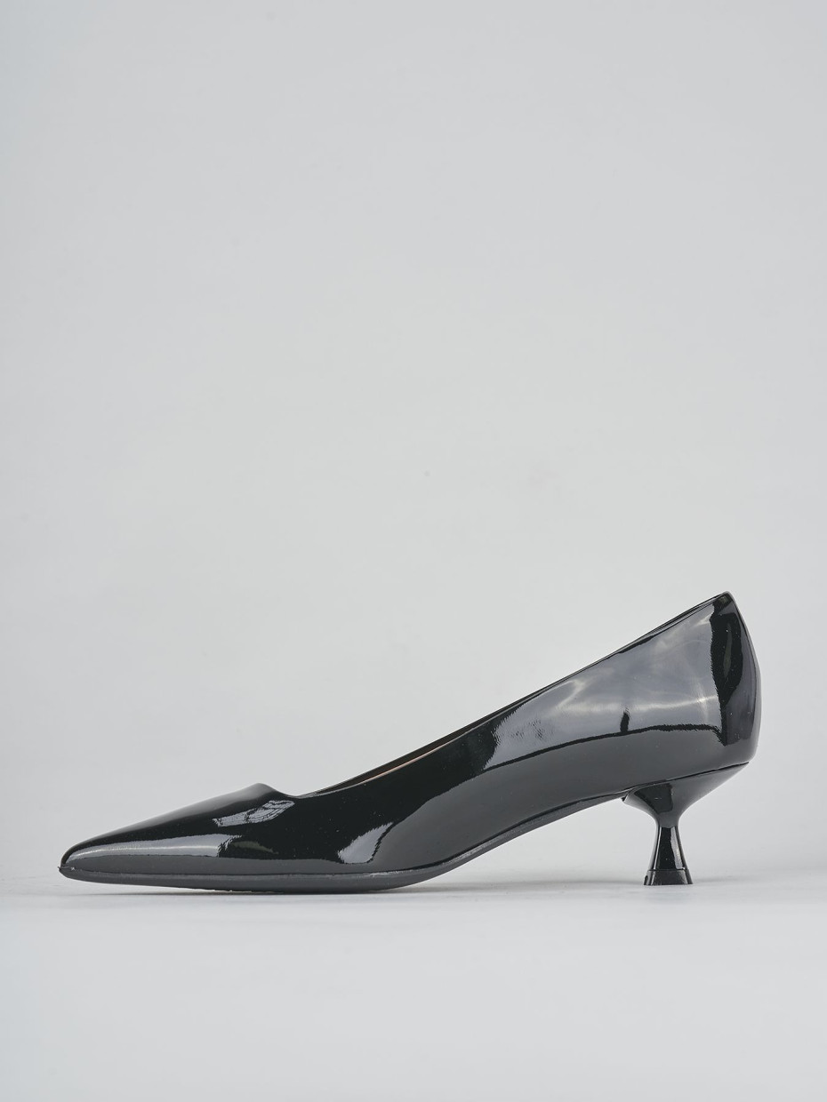 Black patent leather pumps 2 inch heels store