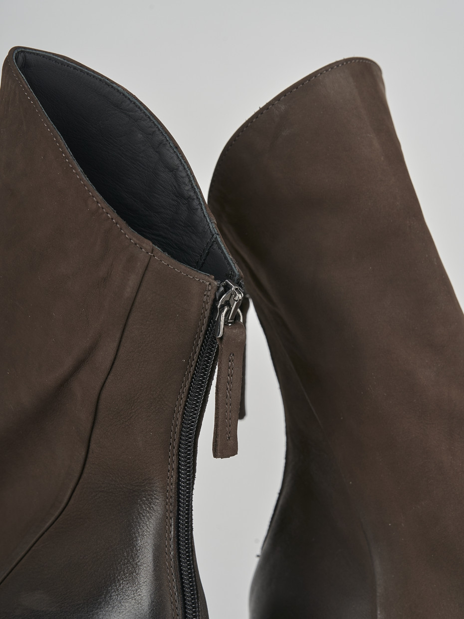 Stivaletto tacco 2cm testa nabuk