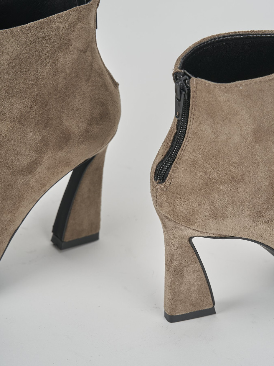 Stivaletti camoscio shop beige con tacco
