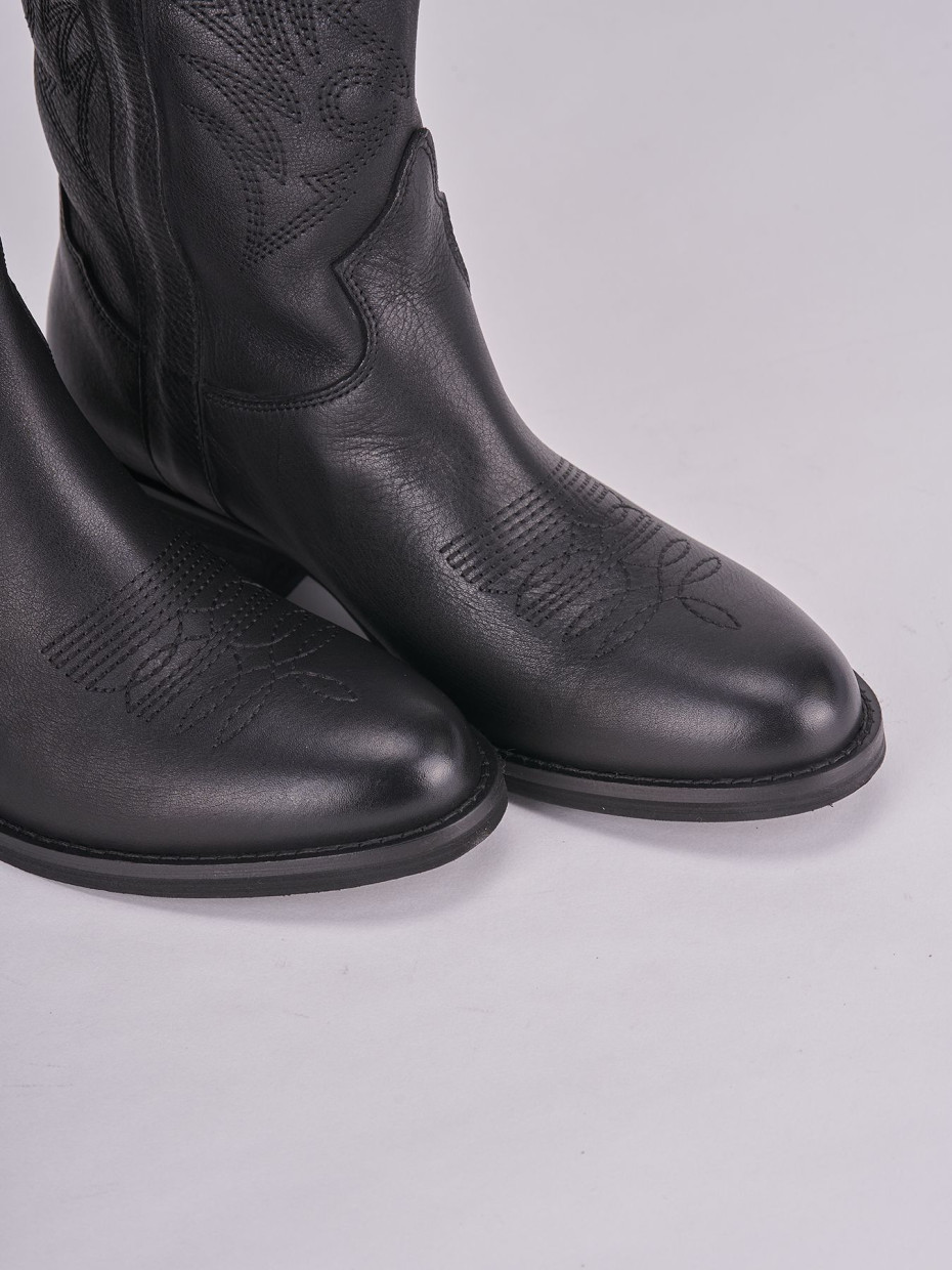 Low heel boots heel 4 cm black leather