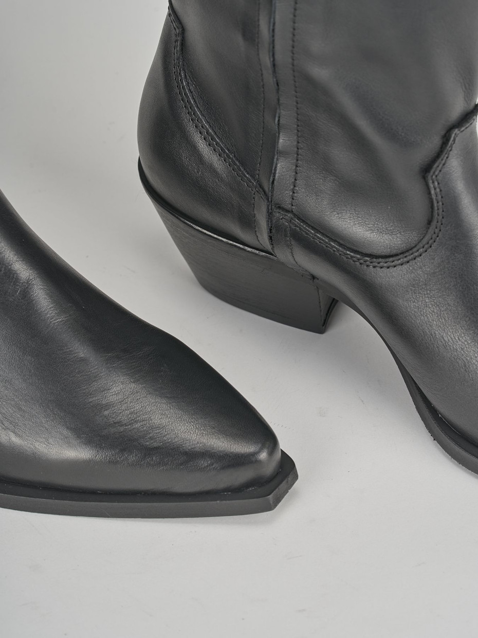 Low heel boots heel 4 cm black leather