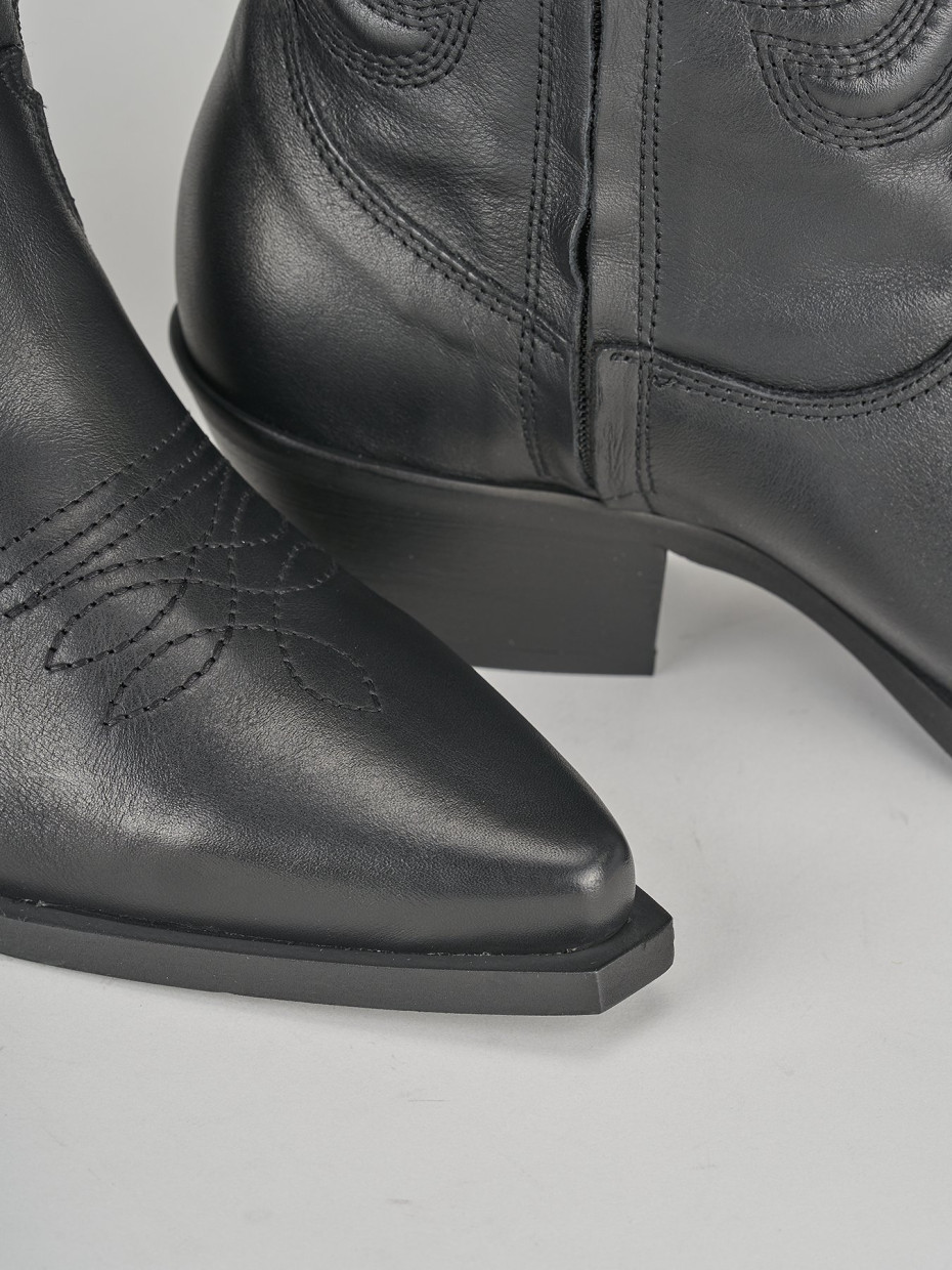 Low heel boots heel 3 cm black leather