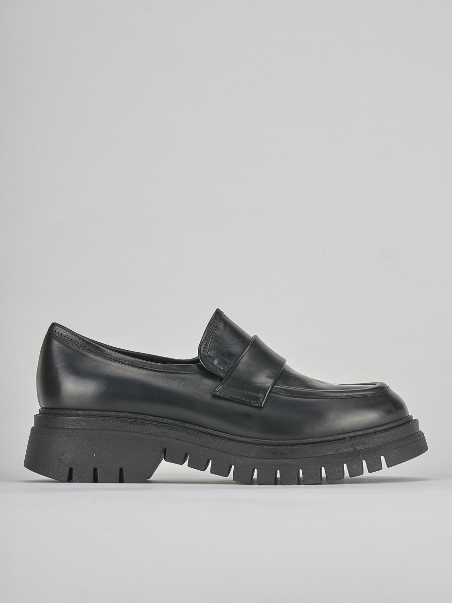Loafers heel 2 cm black leather