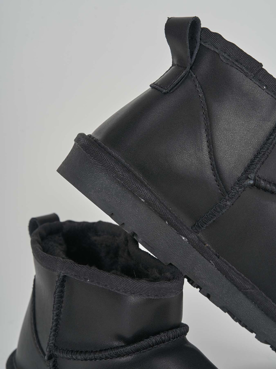 Low heel ankle boots black leather
