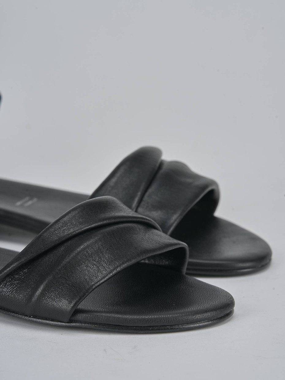 Sandalo tacco 1 cm nero pelle