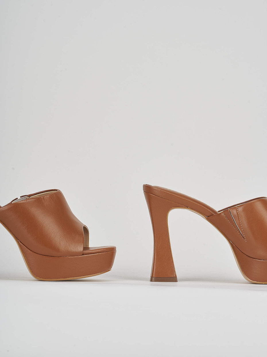 Slippers heel 11 cm brown leather