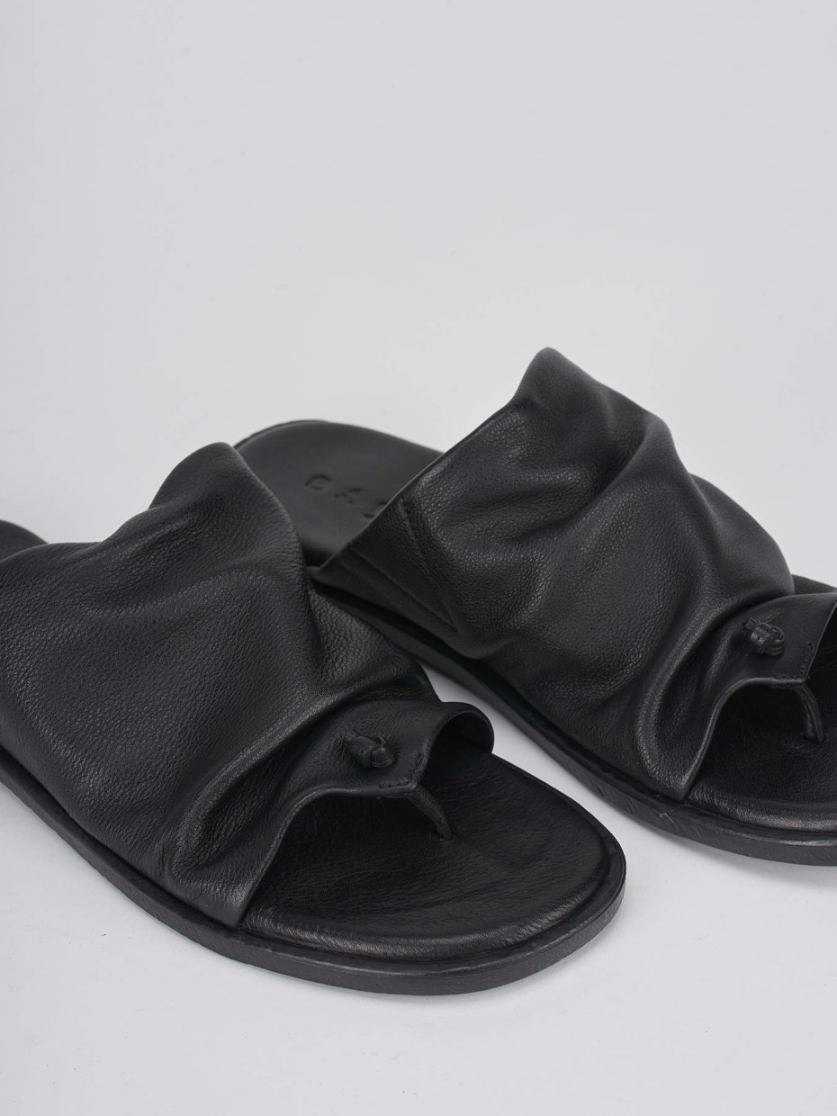 Slippers heel 1 cm black leather