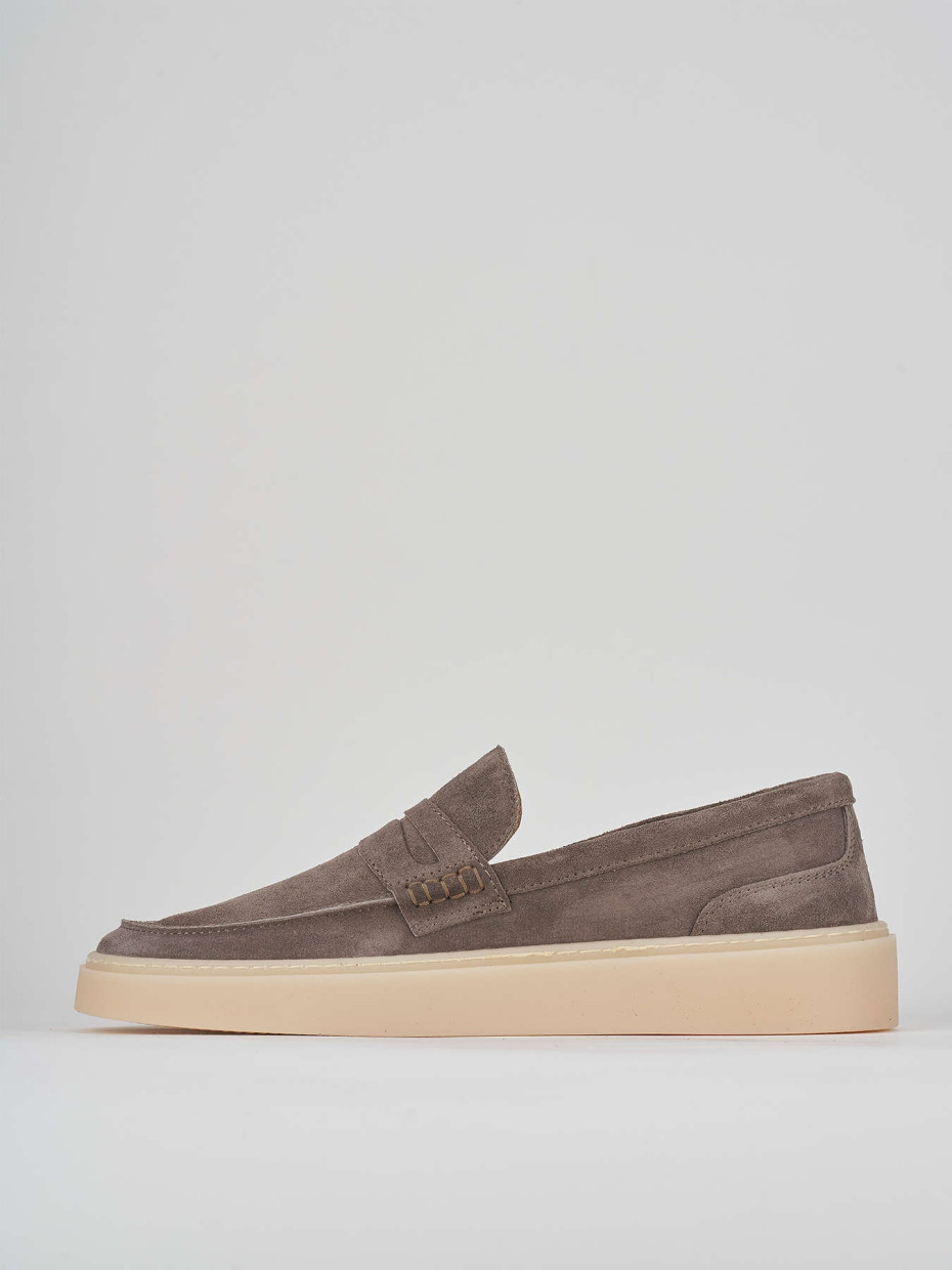 Loafers beige suede