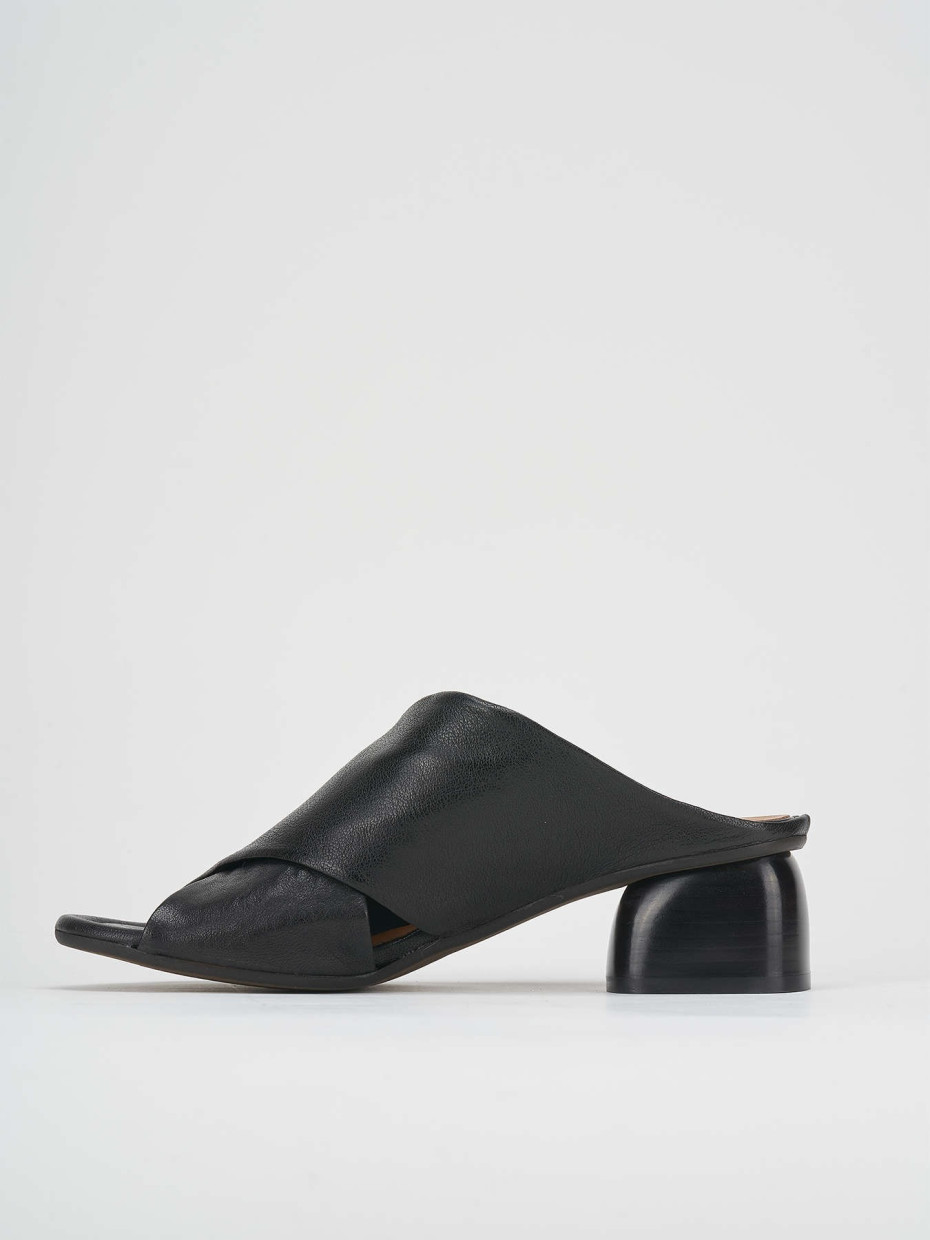 Slippers heel 5 cm black leather