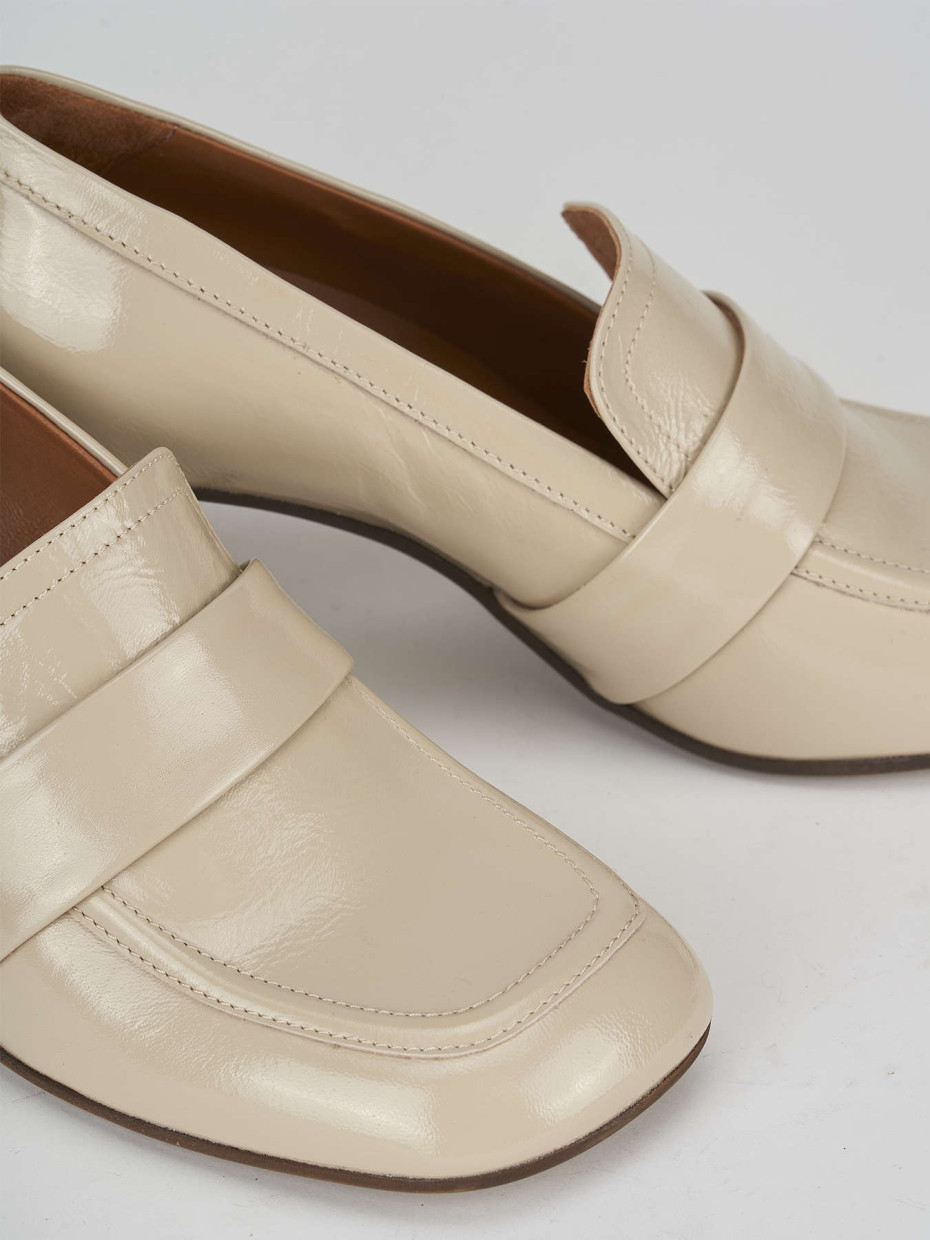 Loafers heel 6 cm beige leather