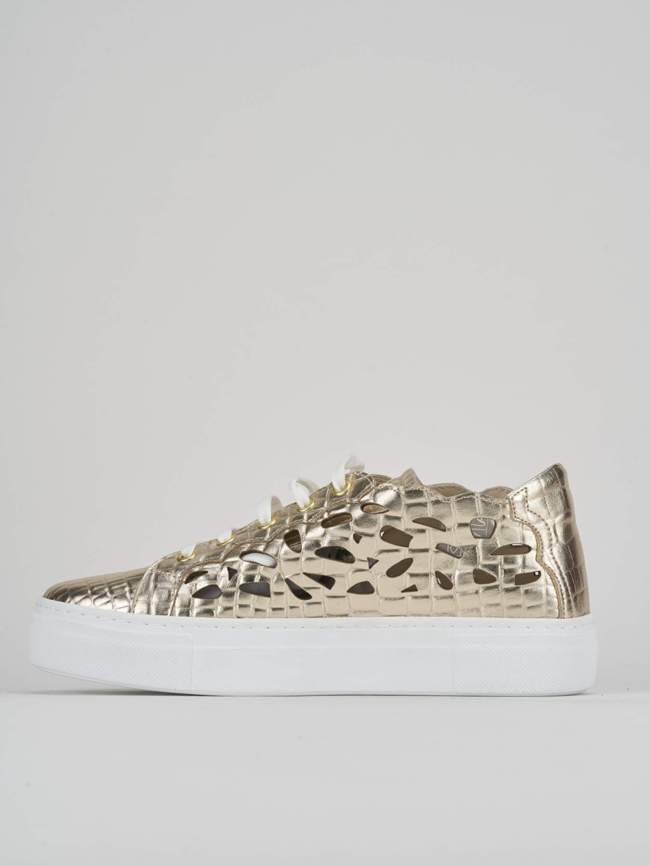 Sneakers gold leather