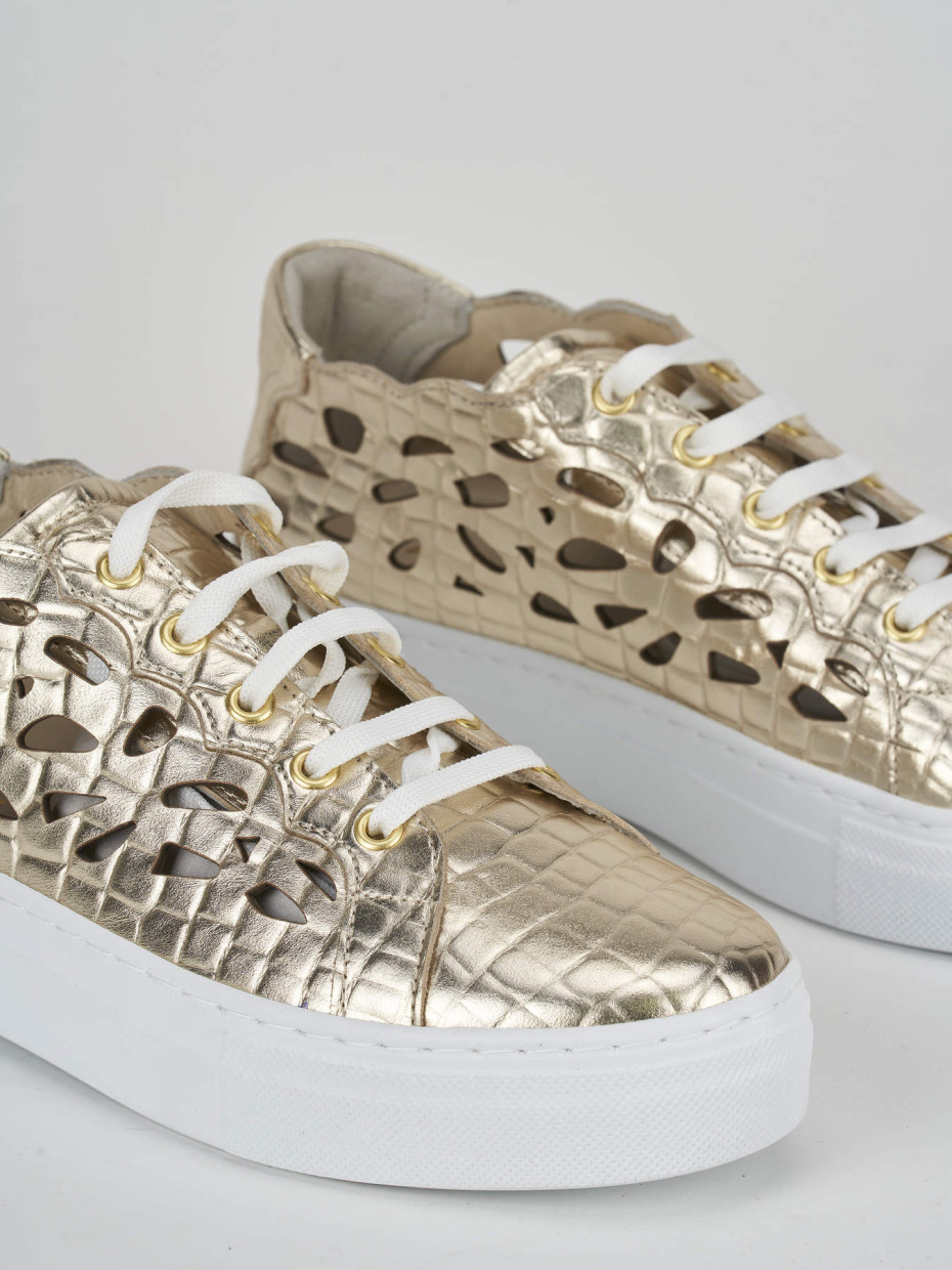 Sneakers gold leather