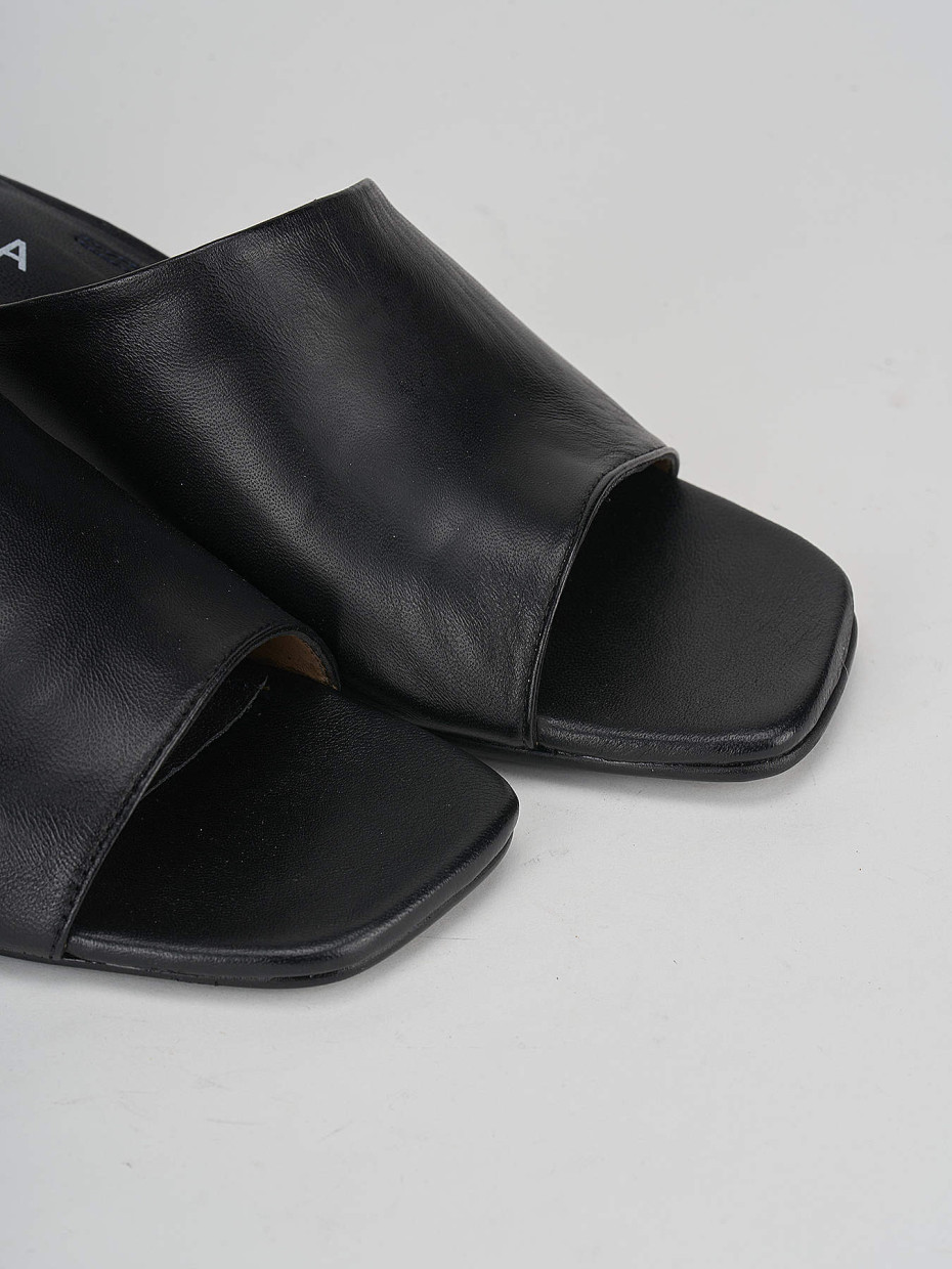 Slippers heel 5 cm black leather