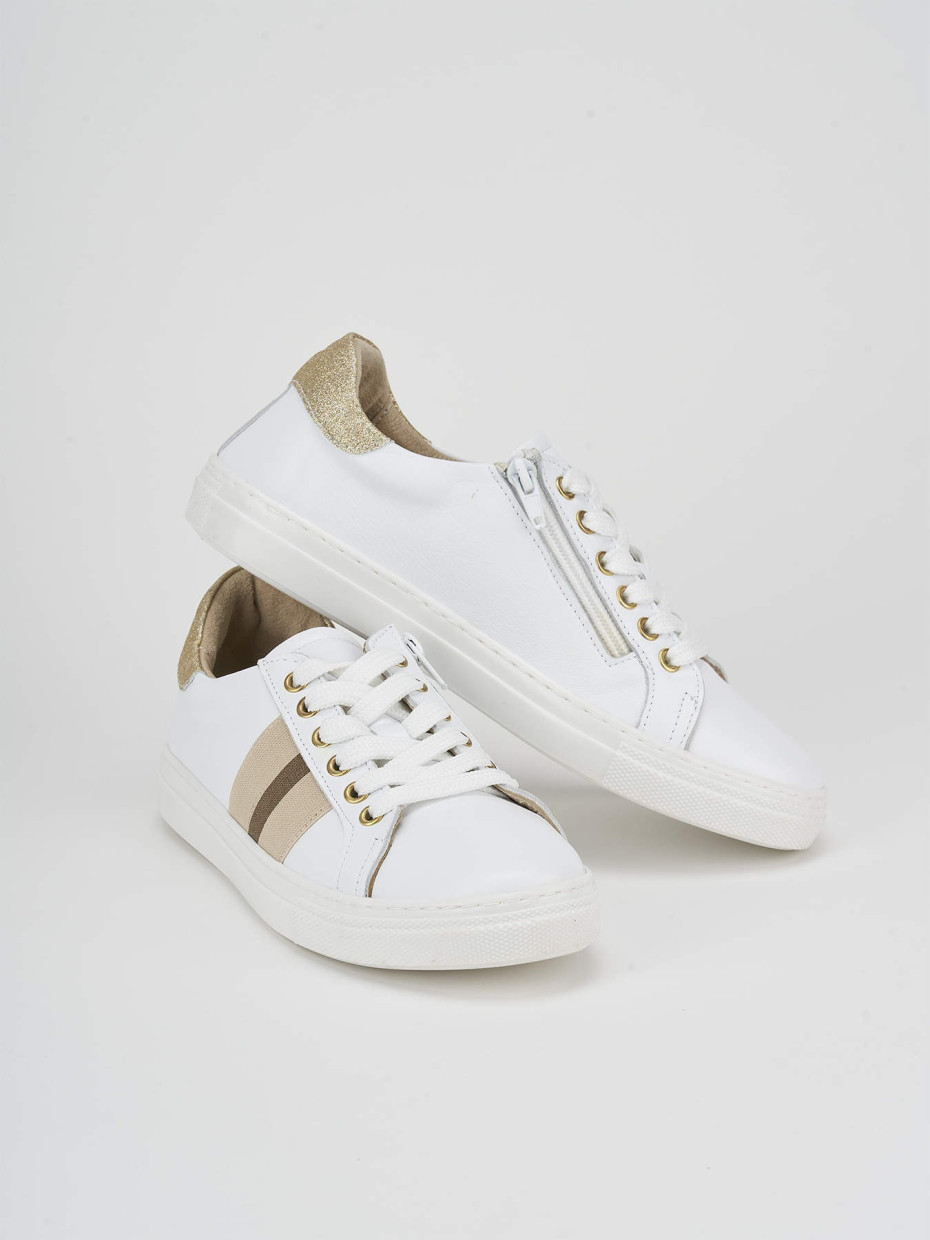 White sale leatherette sneaker