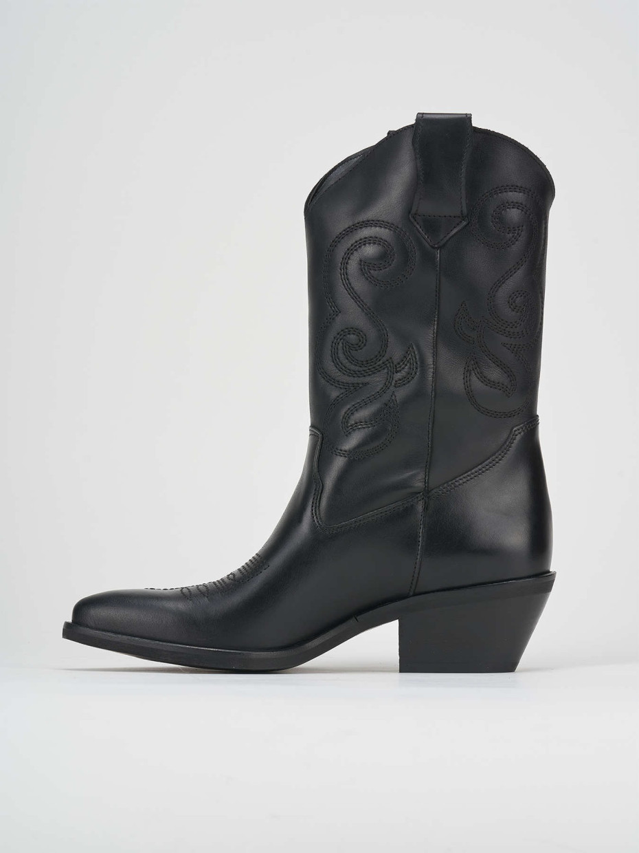 Low heel boots heel 4 cm black leather