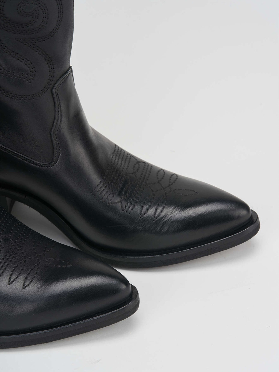 Low heel boots heel 4 cm black leather