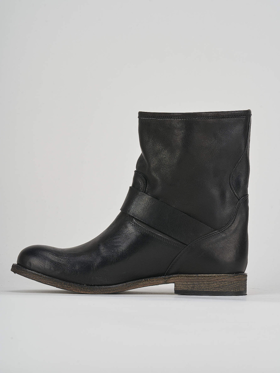 Stivaletto tacco 2 cm nero pelle