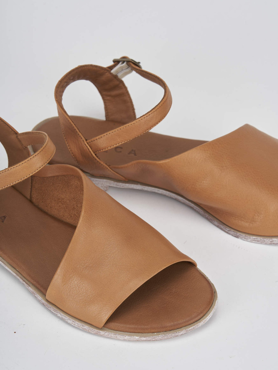 Sandalo tacco 1 cm marrone tessuto