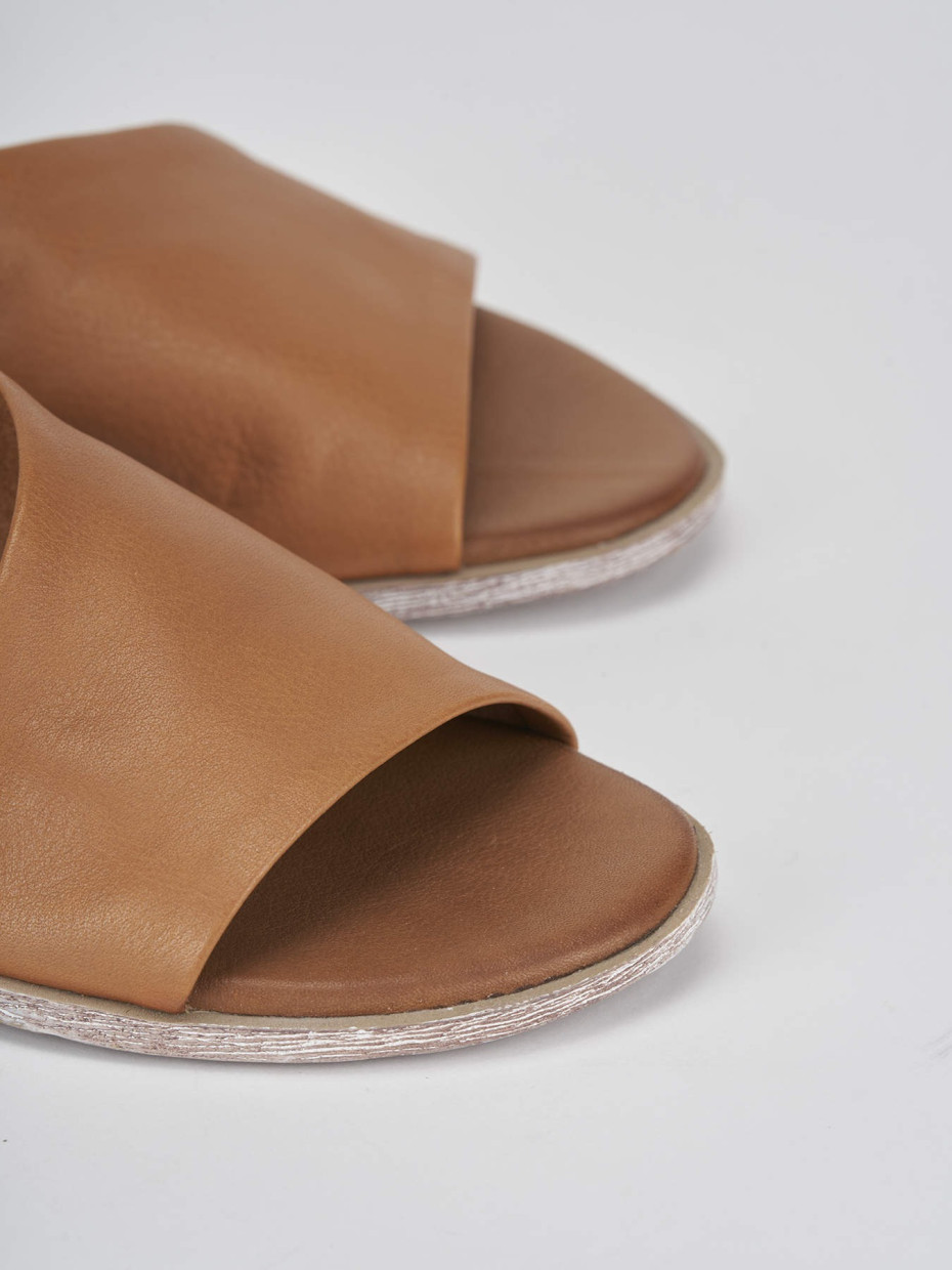 Sandalo tacco 1 cm marrone pelle