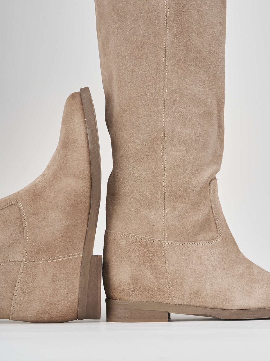 Low heel boots heel 2 cm beige suede