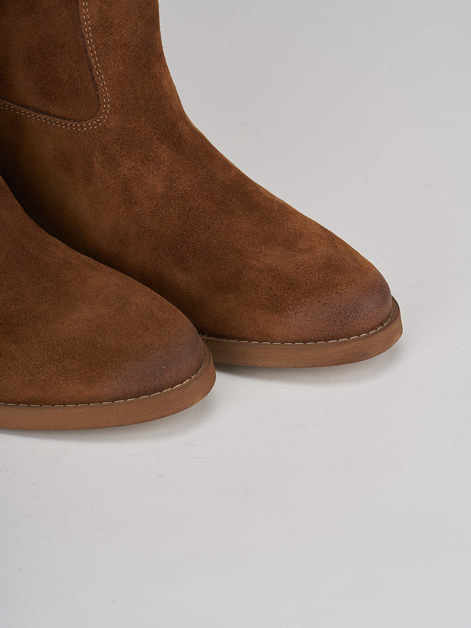 Low heel boots heel 2 cm brown suede