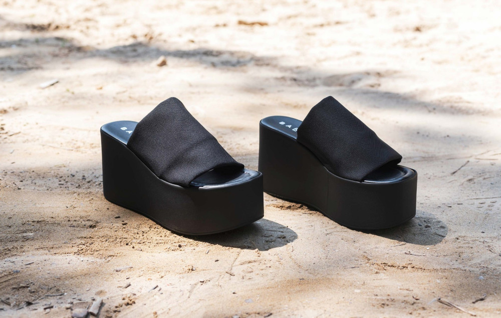 Slippers heel 9 cm black leather
