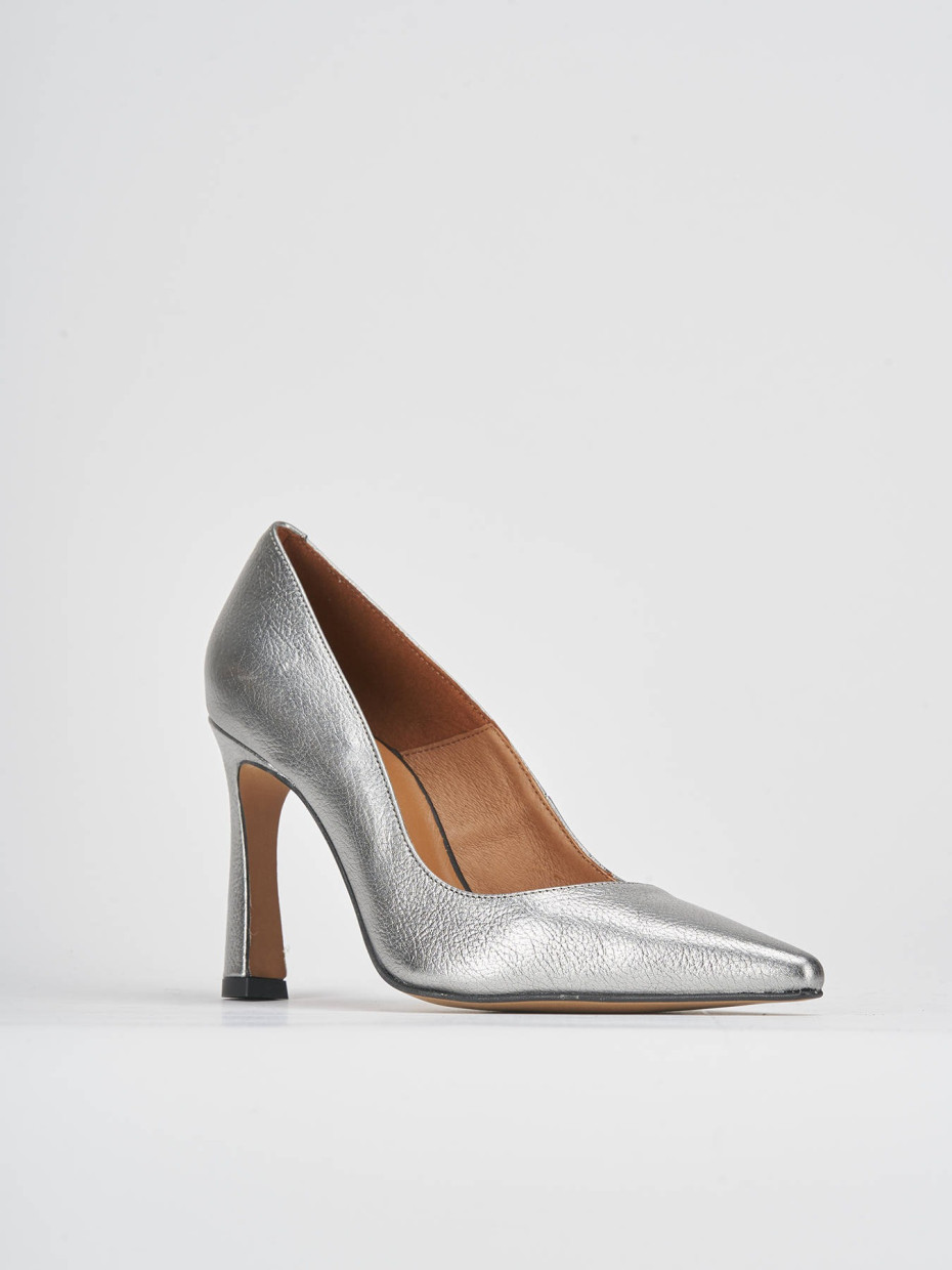 Silver pumps shop size 10