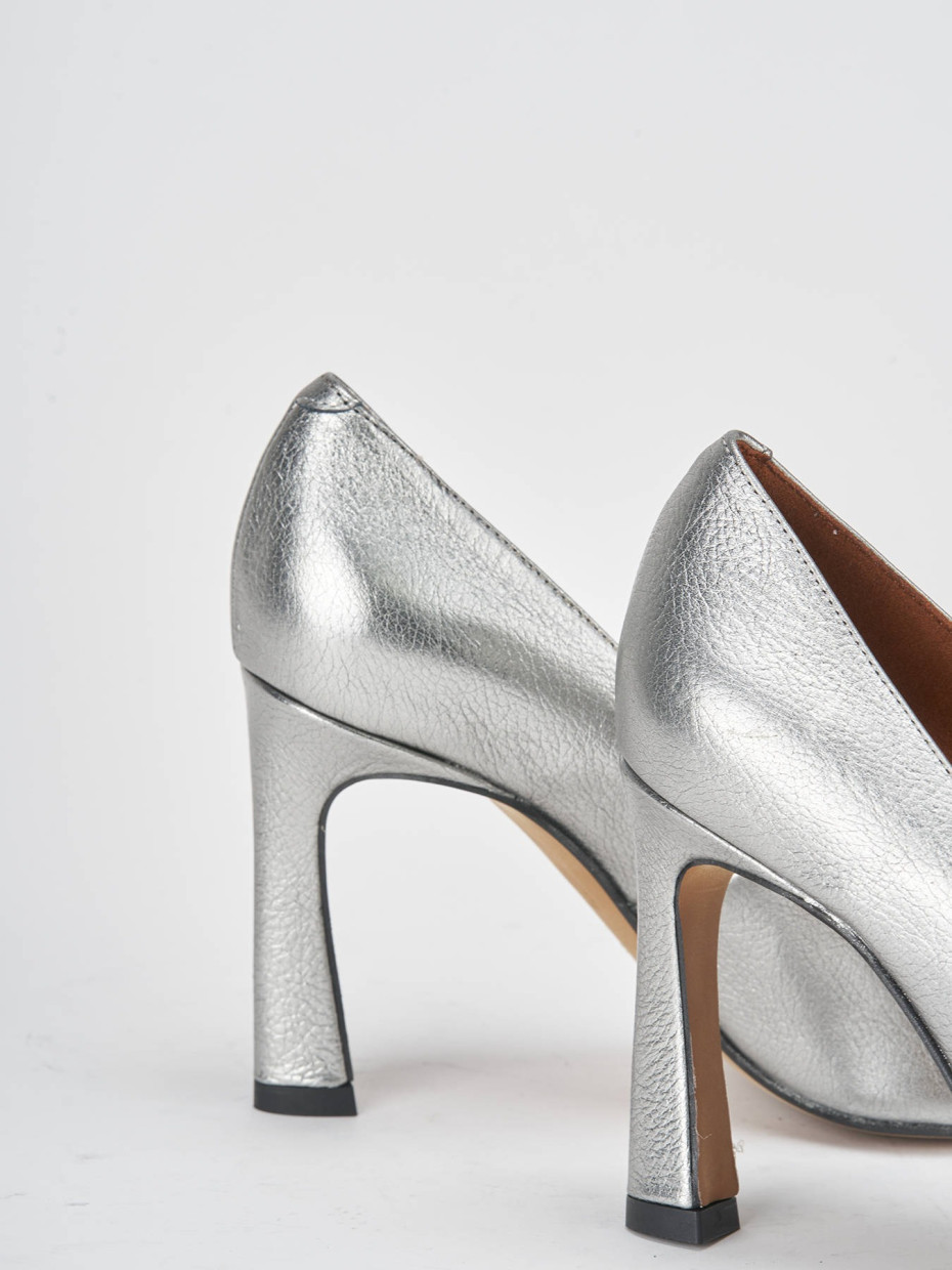 Silver pumps shop size 10