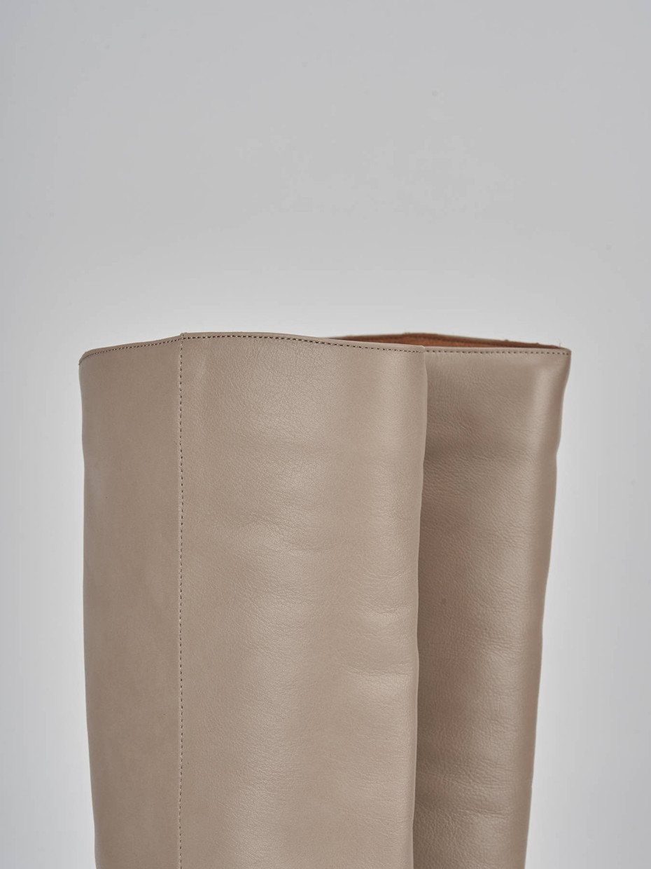 Stivali tacco 5cm pelle beige