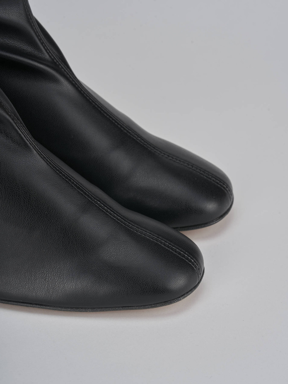 Round toe black leather ankle boots outlet