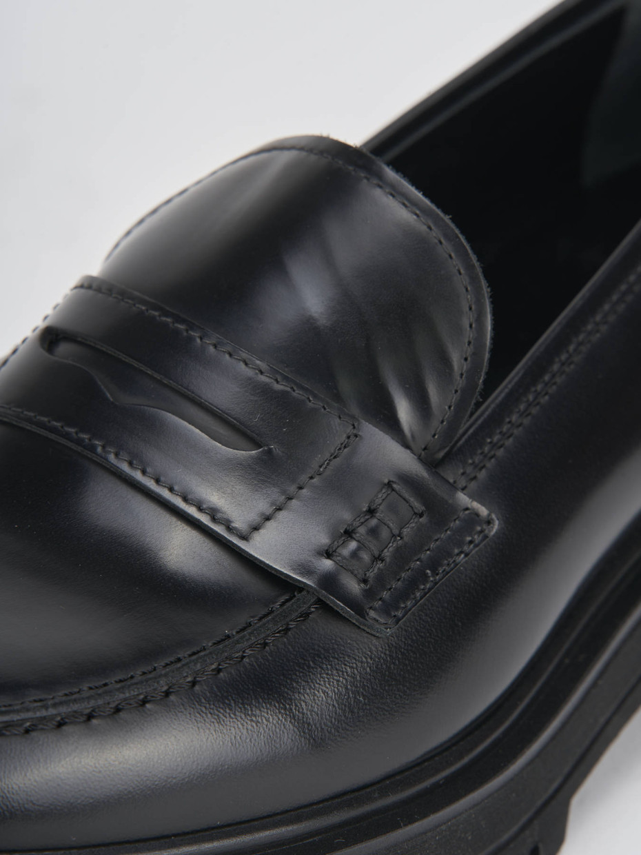 Loafers heel 2 cm black leather