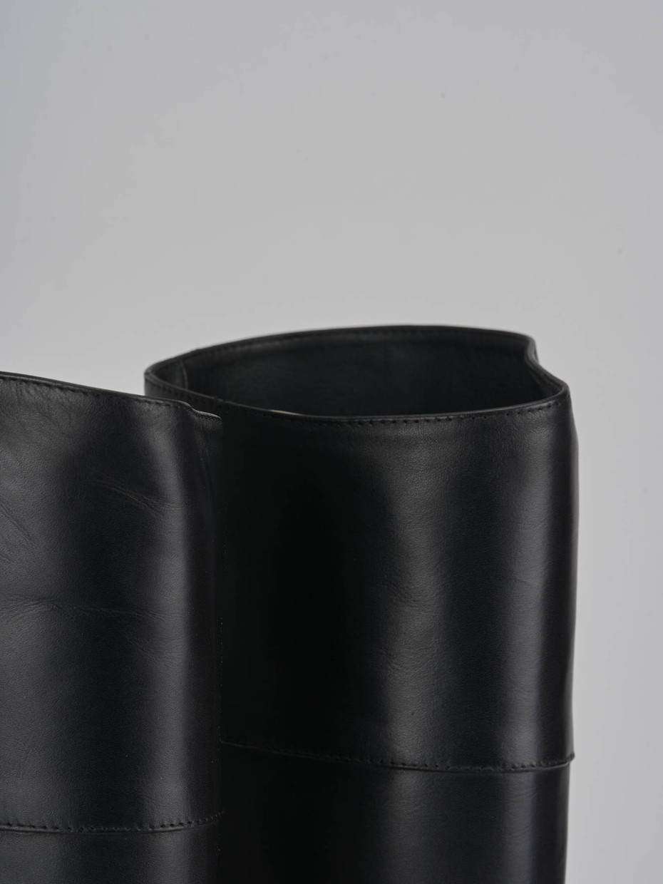 Low heel boots heel 2 cm black leather