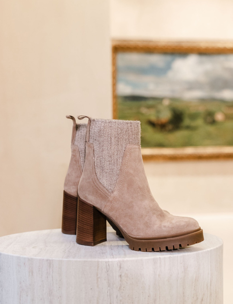 Heeled boots in beige glossy leather | Jonak