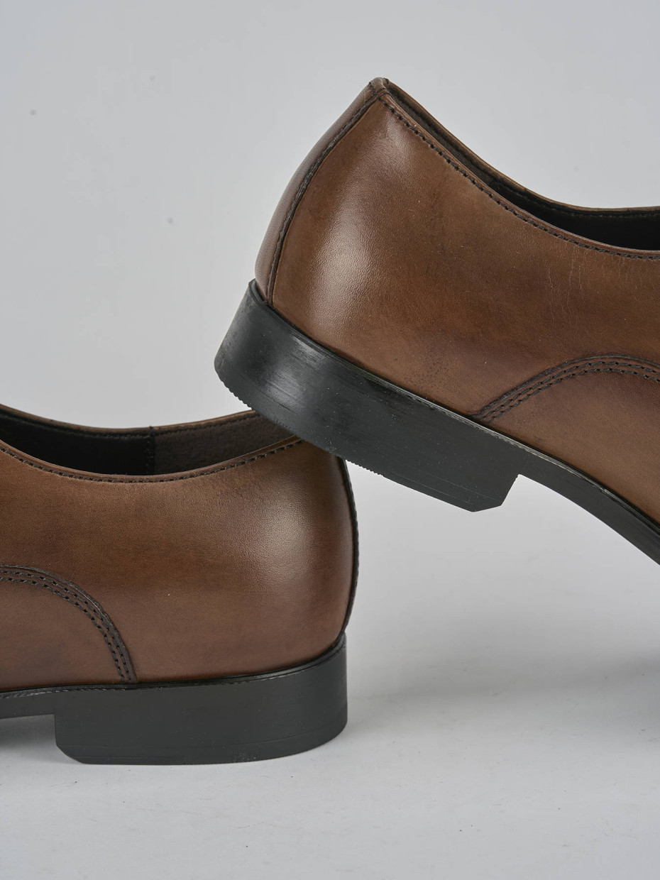 Stringate pelle marrone